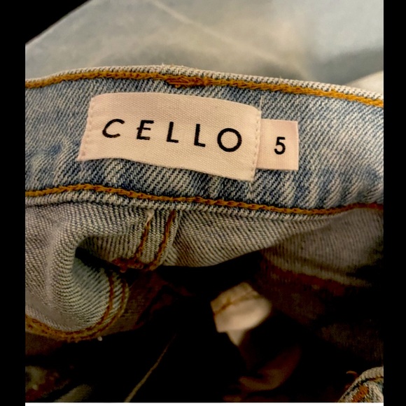 A5 - 258 NWOT Cello High rise distressed mom jeans size 5 - Picture 13 of 15